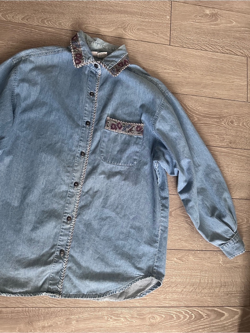 Vintage Light Wash Denim Button-Down Shirt Floral Tapestry Trim Oversized fit